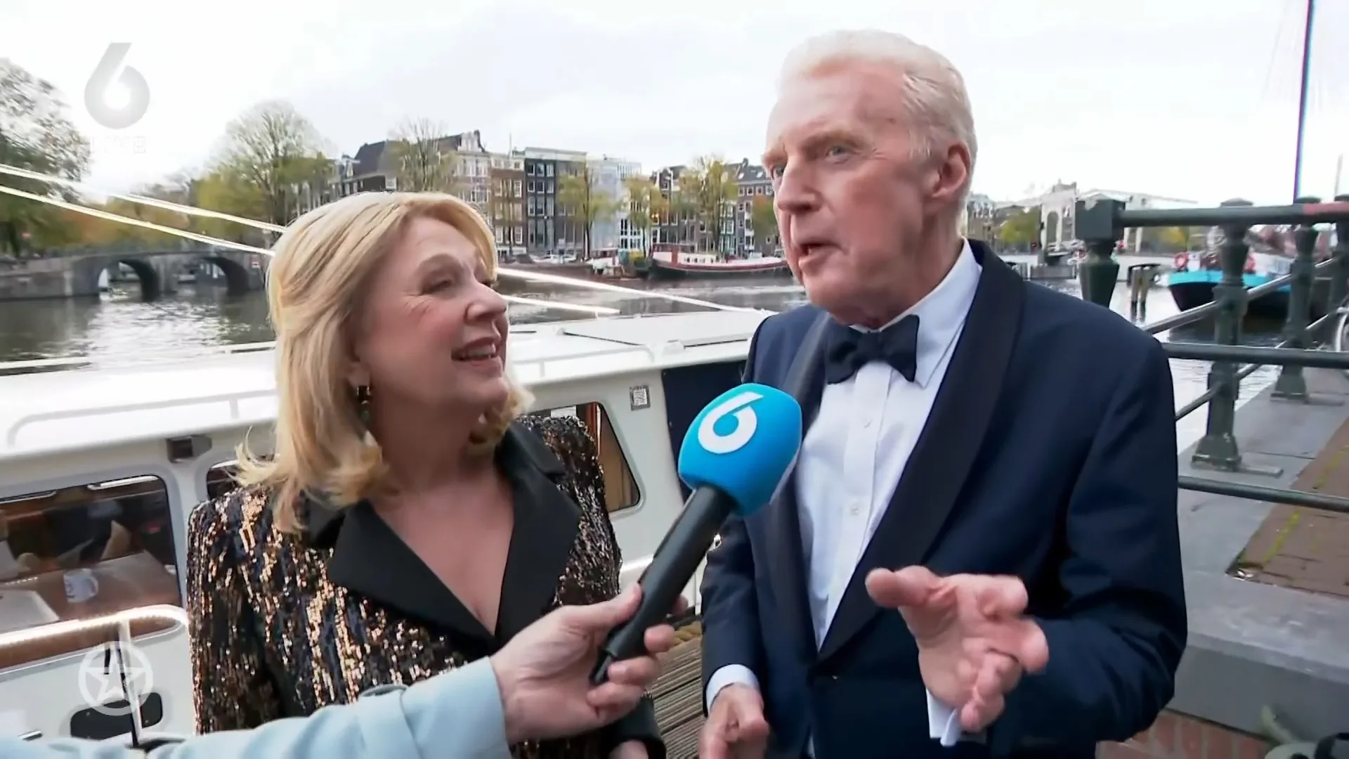 André van Duin en Jannie van der Heijden stelen de show met chique entree