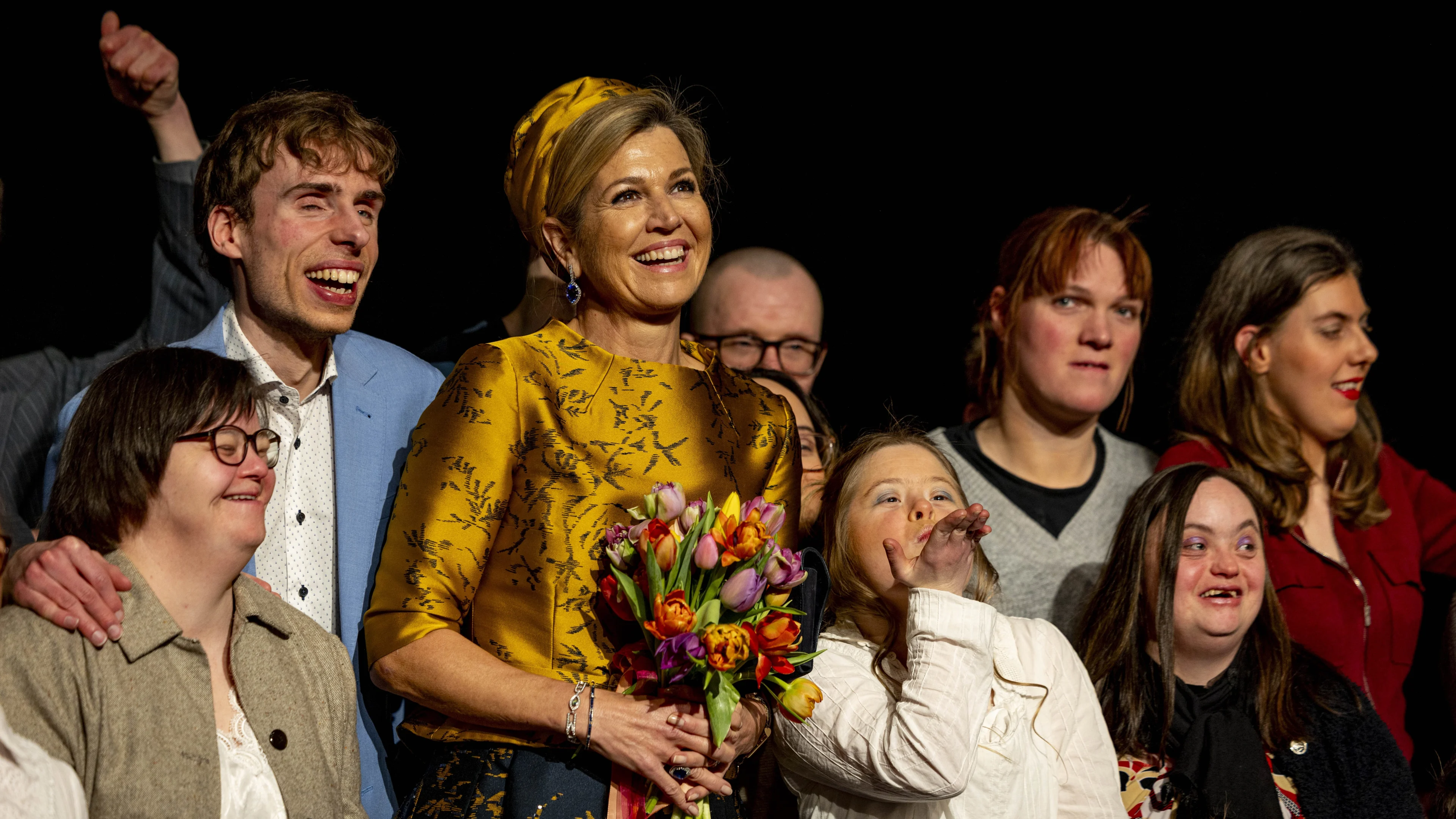 Koningin Máxima ontvangt tikkie voor zelfgebreide sjaal 