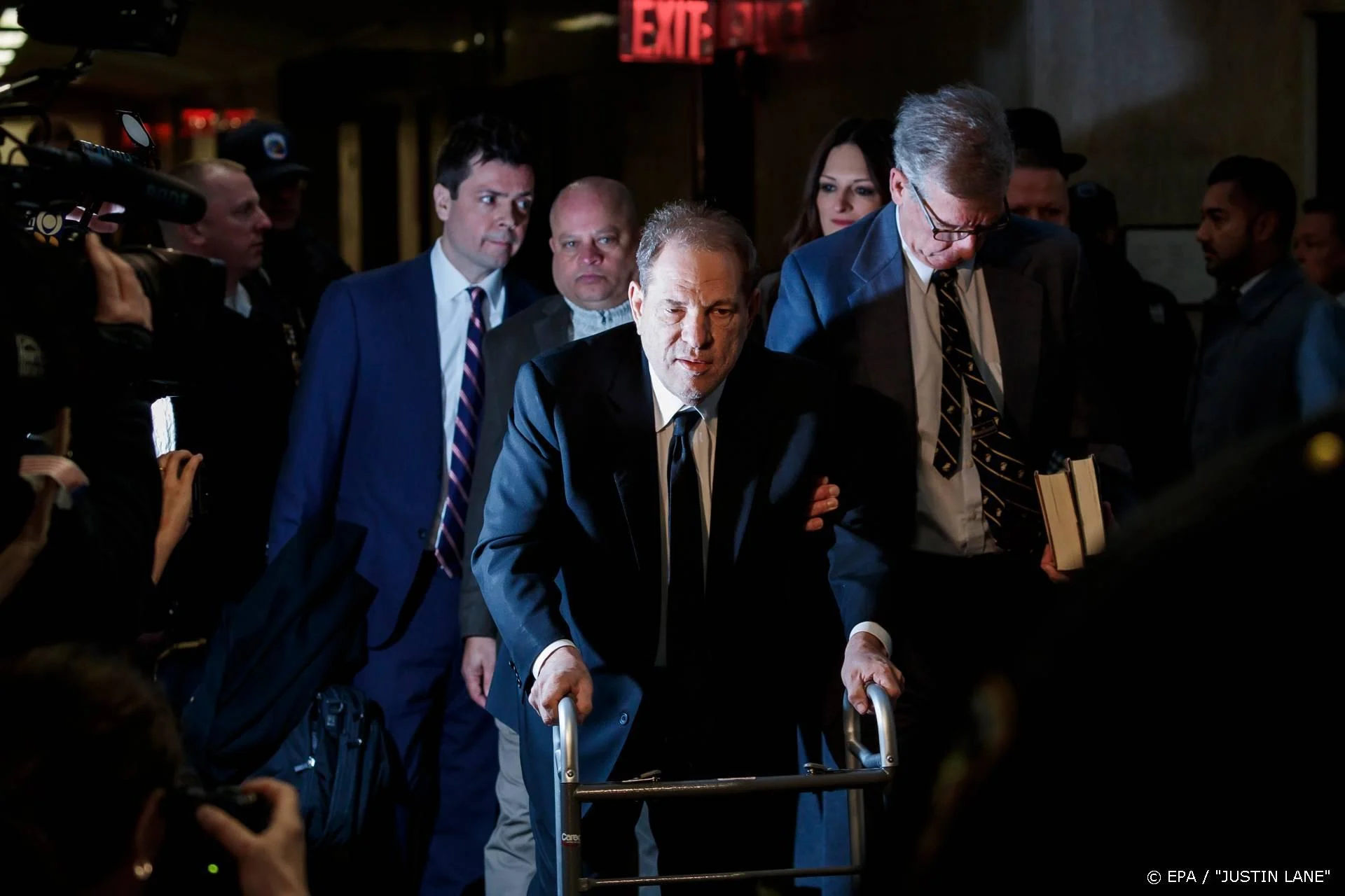 Weinstein met rollator naar de rechtbank