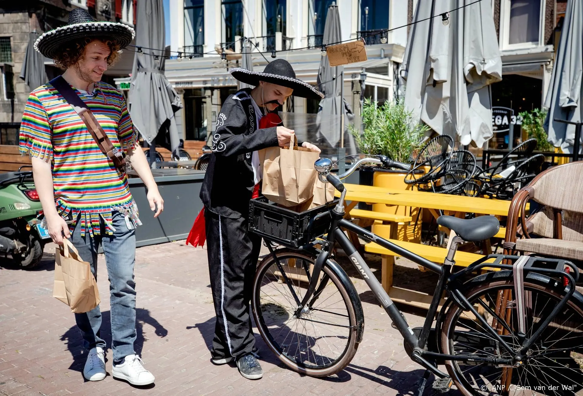 Mark van der Molen bezorgt maaltijden in Gouda