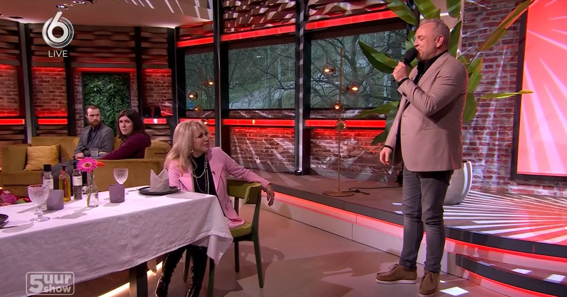 Gordon verrast Patricia Paay voor verjaardag in 5 Uur Show