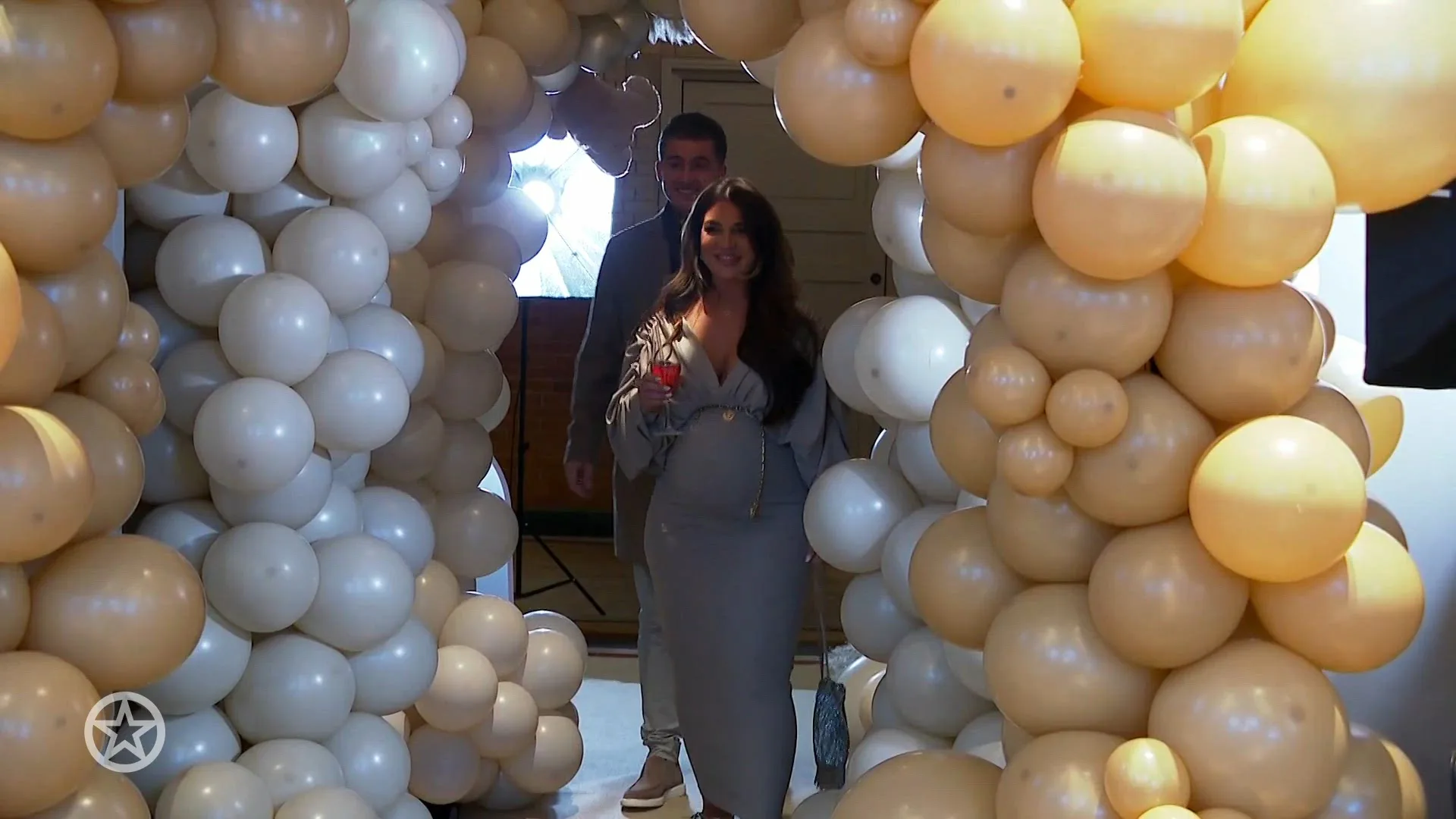 Vriendin Mart Hoogkamer is verrast met babyshower