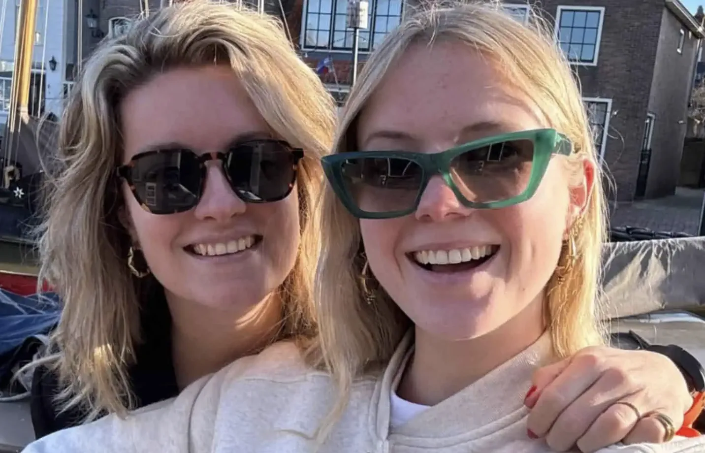 ZIEN: Noa Vahle en Merel Ek staande gehouden door politie