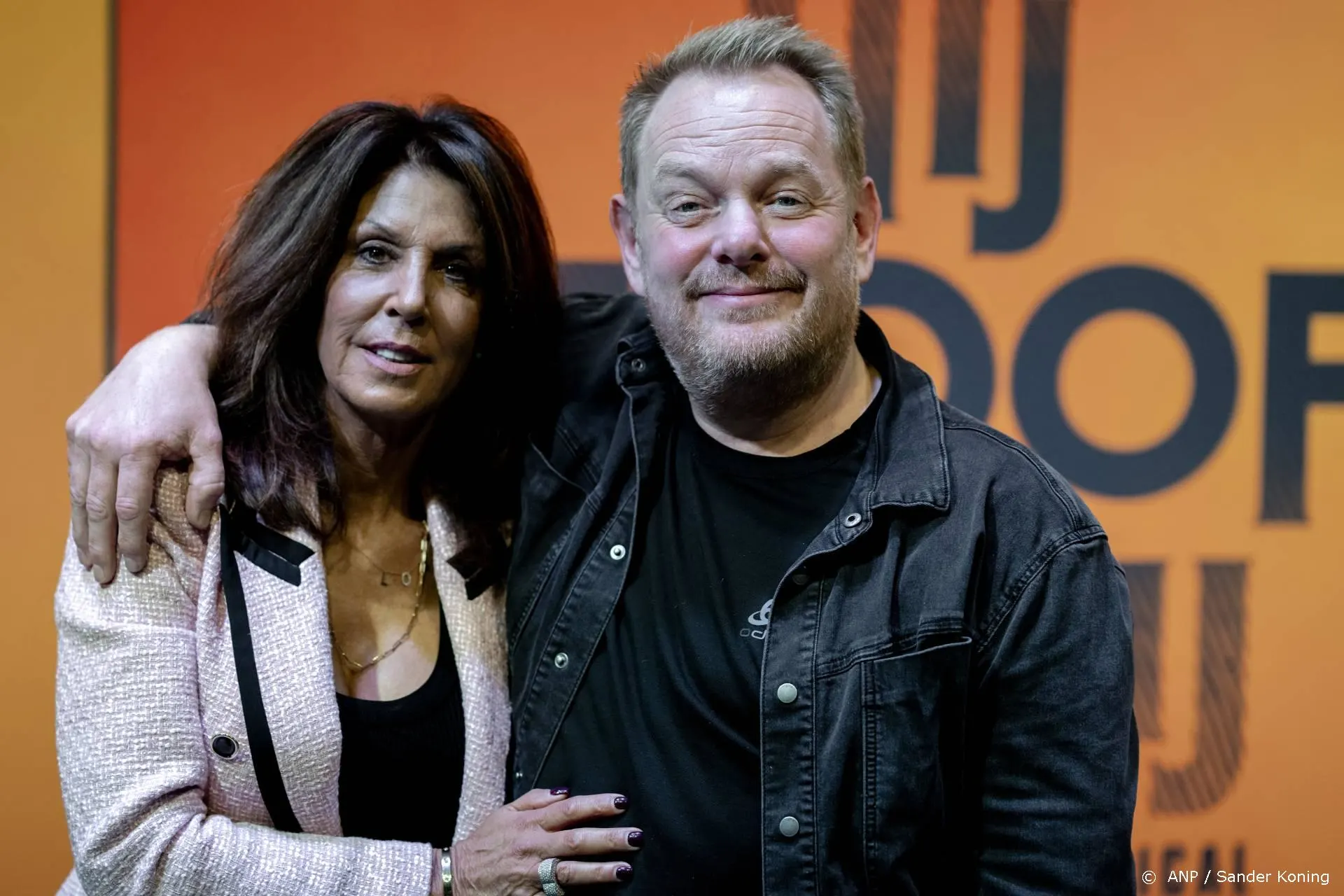 Standbeeld André Hazes onthuld bij première Hij Gelooft in Mij