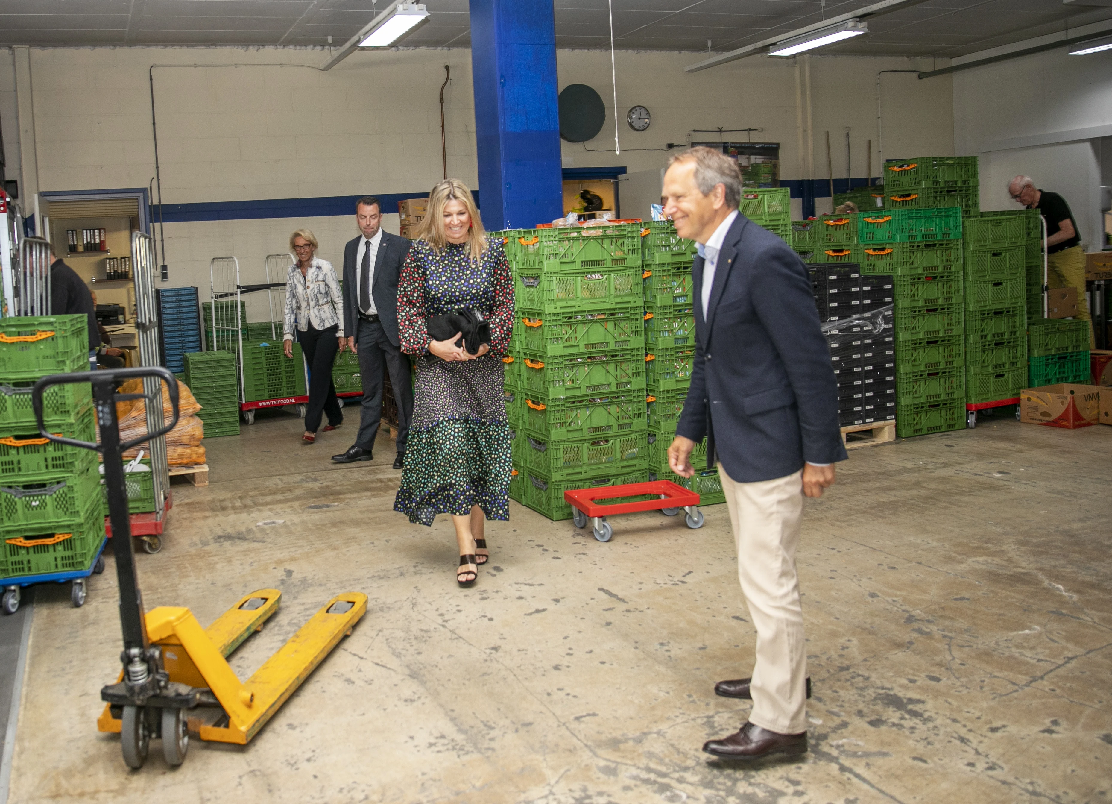 Koningin Máxima neemt kijkje bij Voedselbank