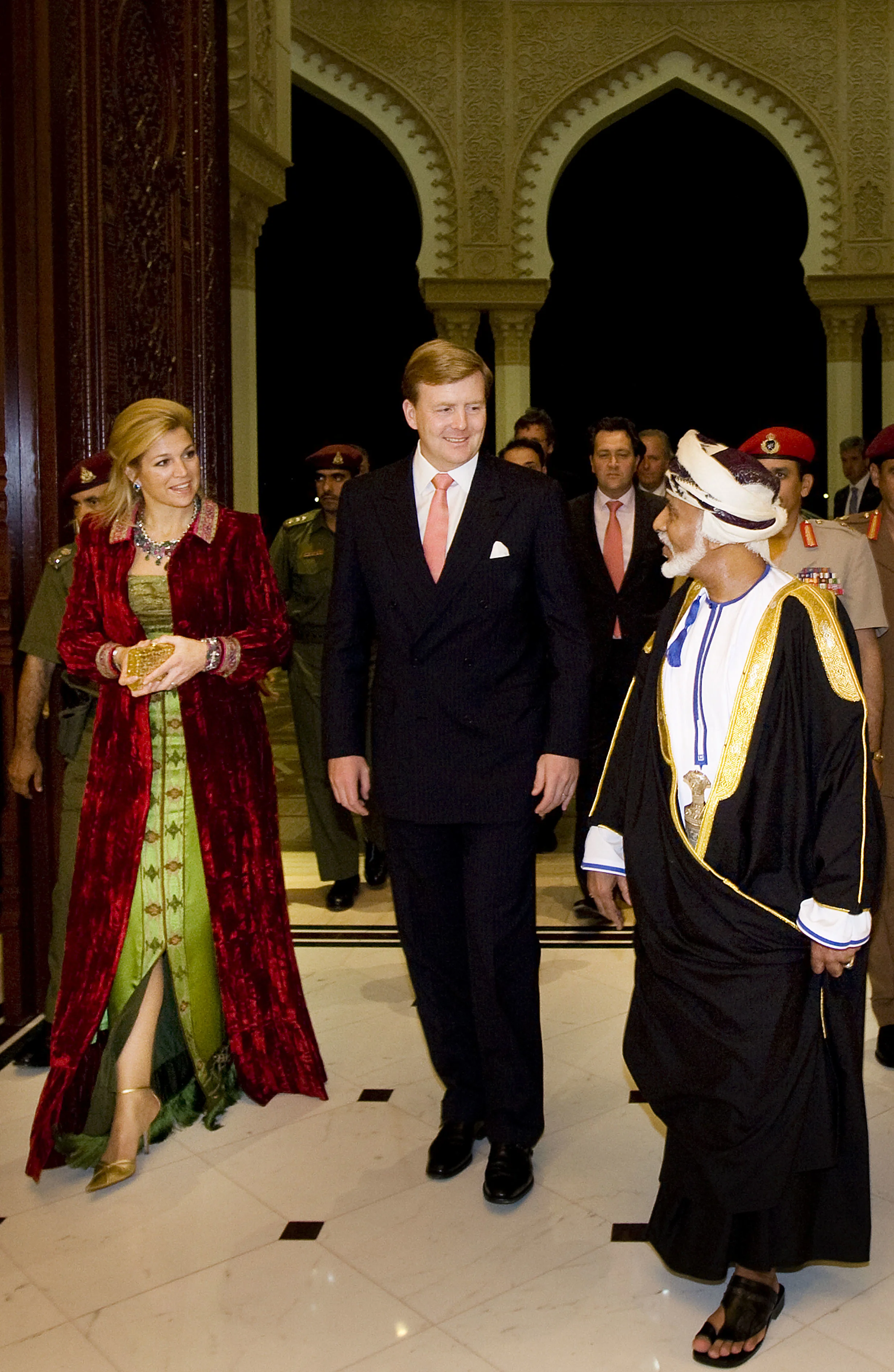 Willem-Alexander bewijst laatste eer aan sultan Qaboos