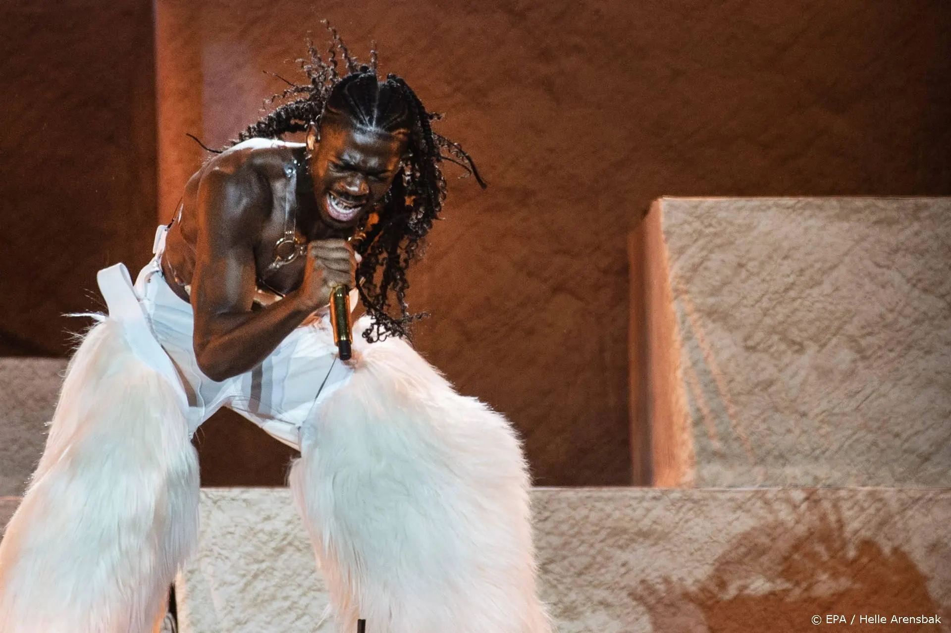 Lil Nas X stopt show nadat fan seksspeeltje op podium gooit