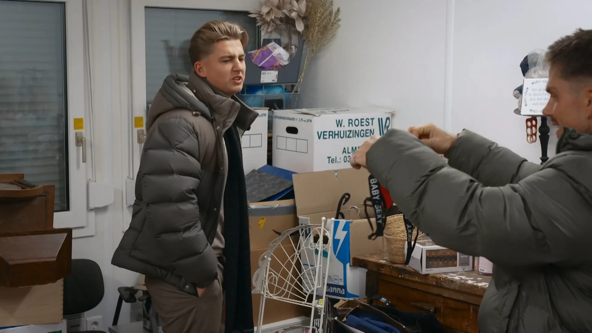 Mart wordt helemaal gek als André een slip naar zijn hoofd gooit!