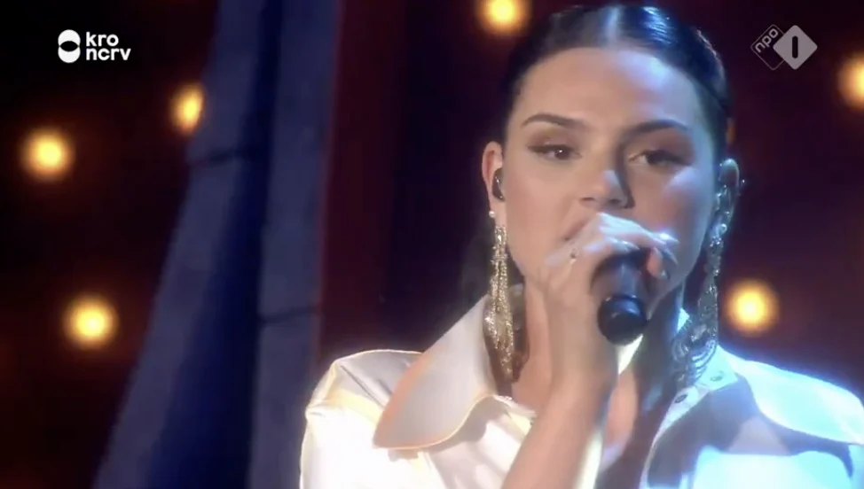 Kijkers M verbolgen over 'vals zingende' Famke Louise