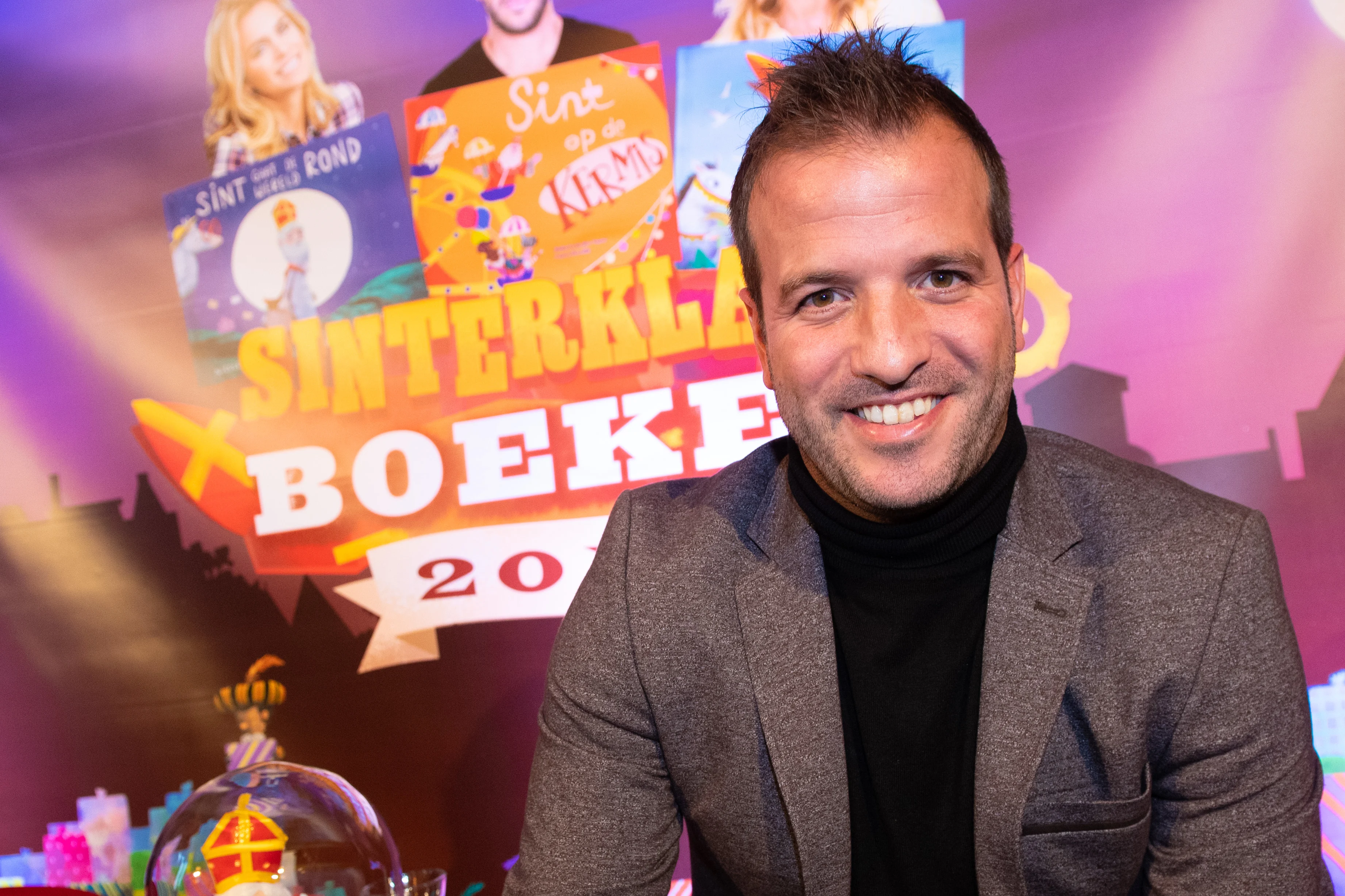 ZIEN: Dochtertje Rafael zingt voor haar jarige vader