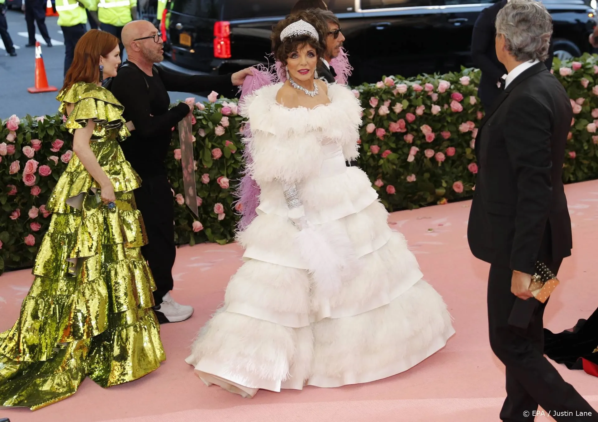 Joan Collins hekelt plastische chirurgie