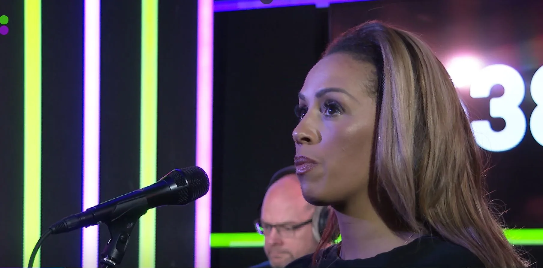 Glennis zingt emotioneel eerbetoon aan Peter R. de Vries