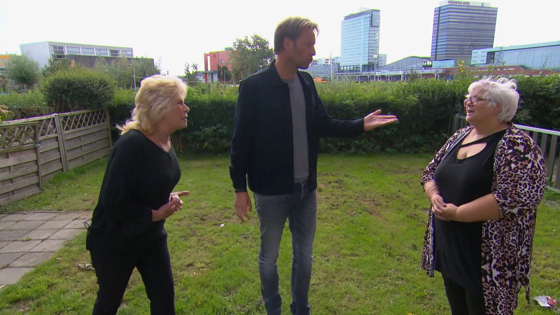 ‘GLUURBUUR’ maakt buurvrouw ‘HELEMAAL KAPOT’!