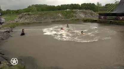 Wietze, Sieneke en Fajah zien af in de modder