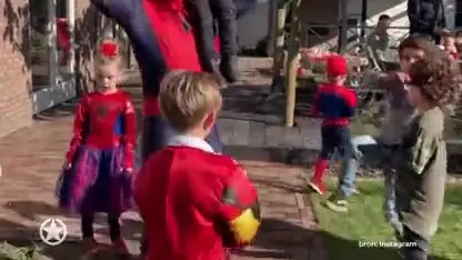 André Hazes grapt over geslachtsdeel