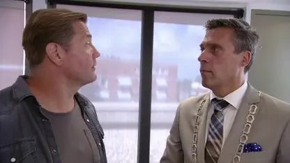 Burgemeester Undercover zorgt voor baksteen door ruit van wethoudster Ans Hartnagel