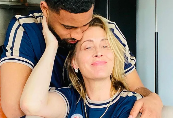 Om deze reden gaat bruiloft Anouk voorlopig niet door