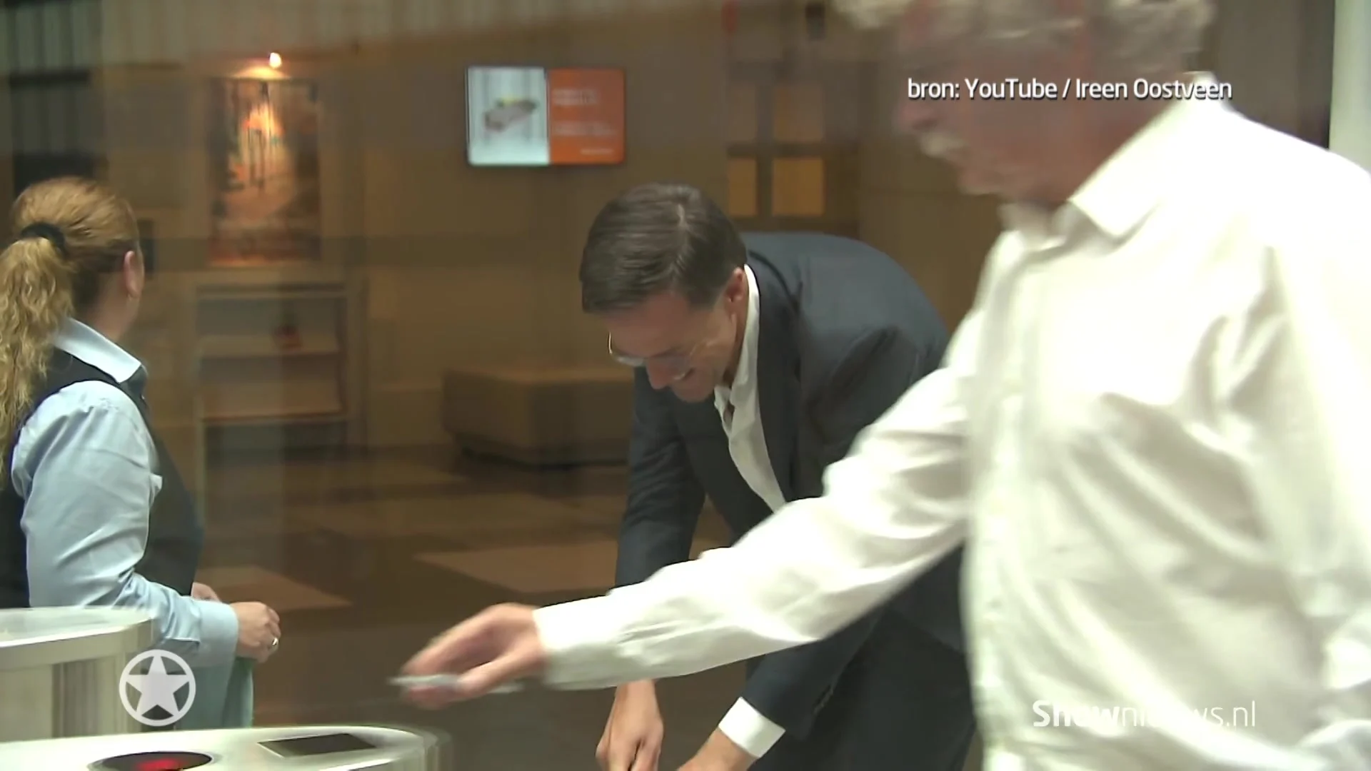 Rutte morst koffie en ruimt het zelf op