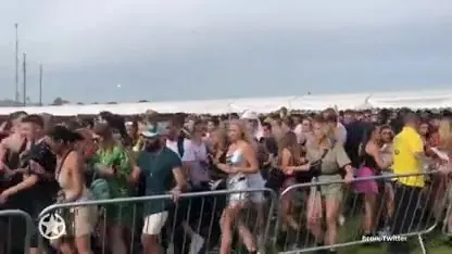 Festival bestormd na urenlang wachten in brandende hitte