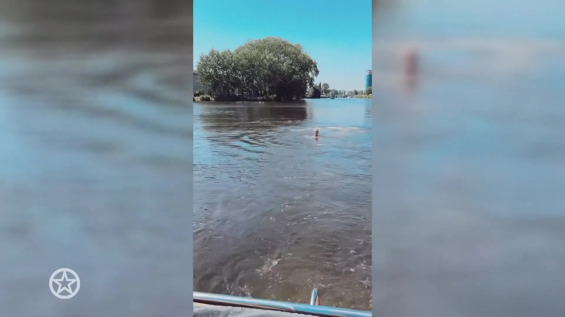 Samantha Steenwijk verliest zwembroek tijdens zwemmen