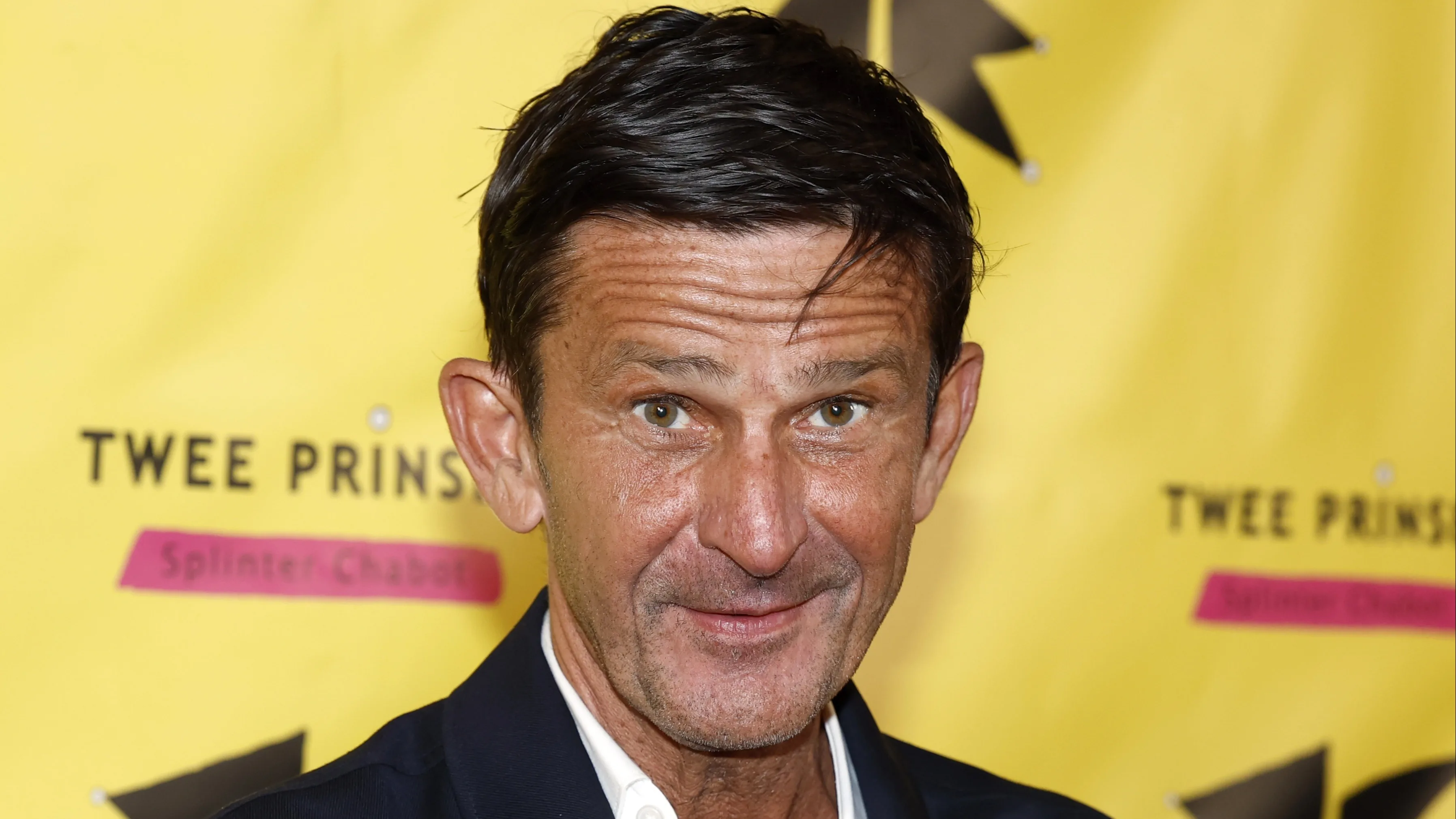 Songfestival-commentator Cornald Maas nodigt moeder uit voor bijzondere watchparty