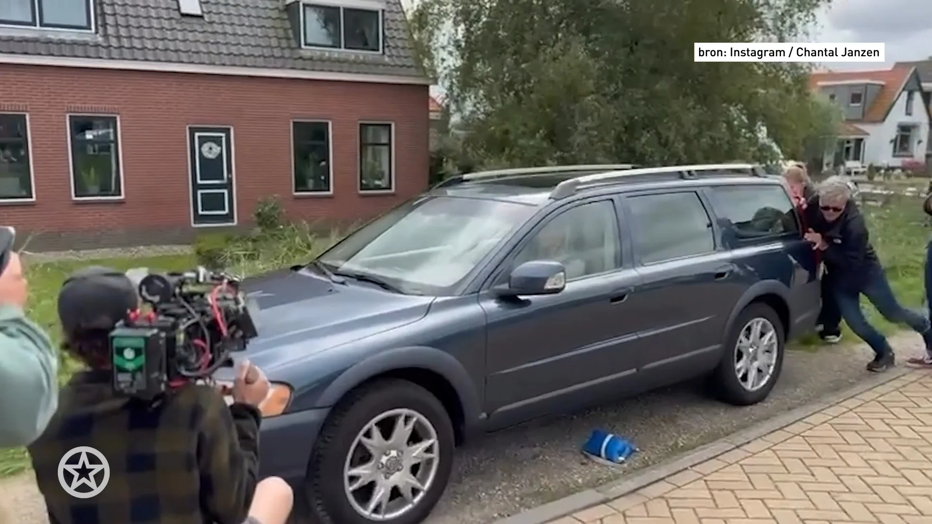 Chantal Janzen krijgt hulp bij het inparkeren