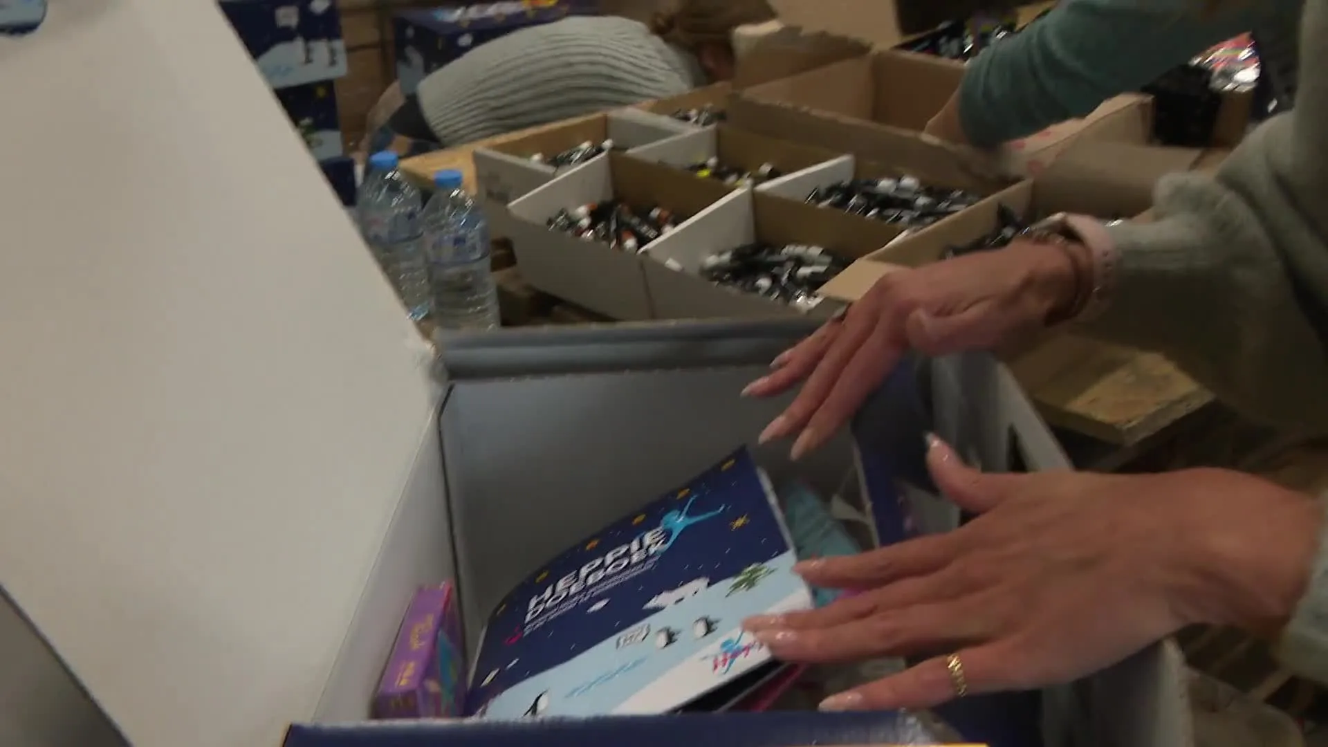 Inge de Bruijn pakt speciale kerstboxen in