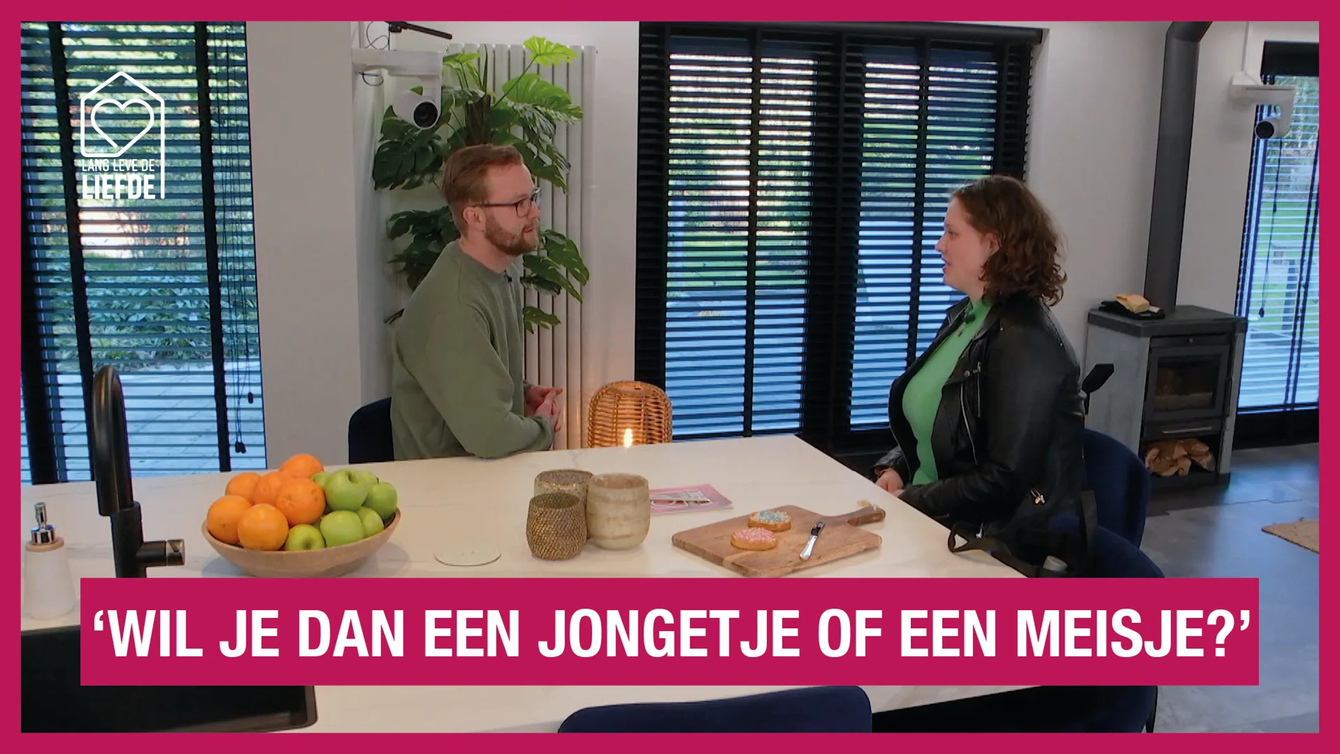 Foekje VALT met de DEUR in HUIS