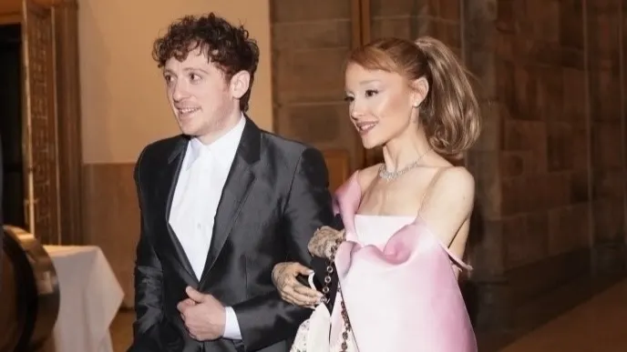 Einde aan controversiële relatie Ariana Grande en Ethan Slater