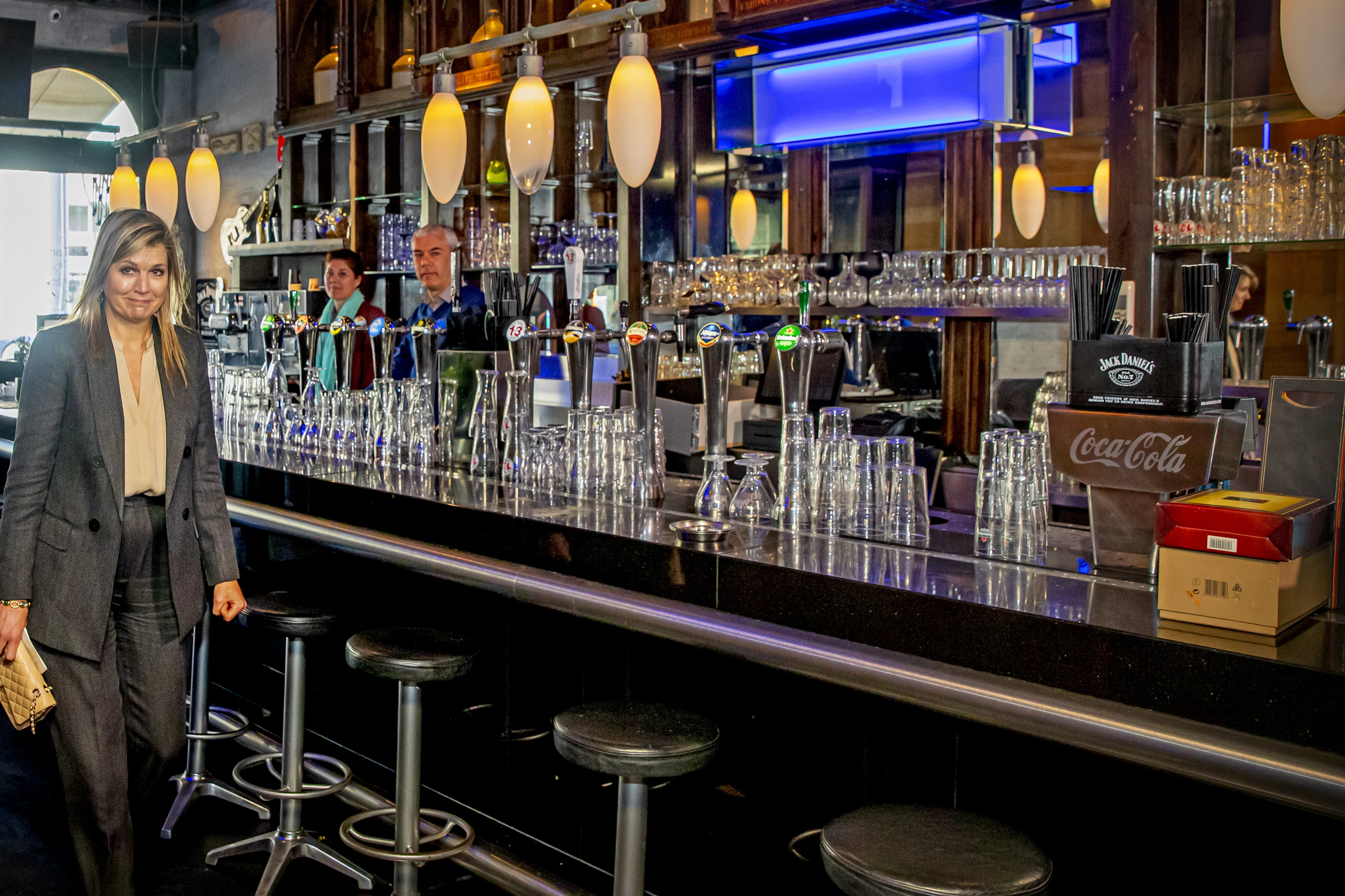 Máxima bespreekt problemen door corona bij een hotel en café