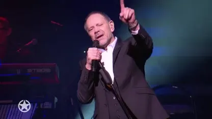 HEFTIG: Rob de Nijs valt van het podium tijdens optreden