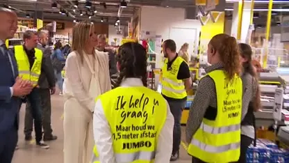 Koningin Máxima gaat in gesprek met supermarktmedewerkers