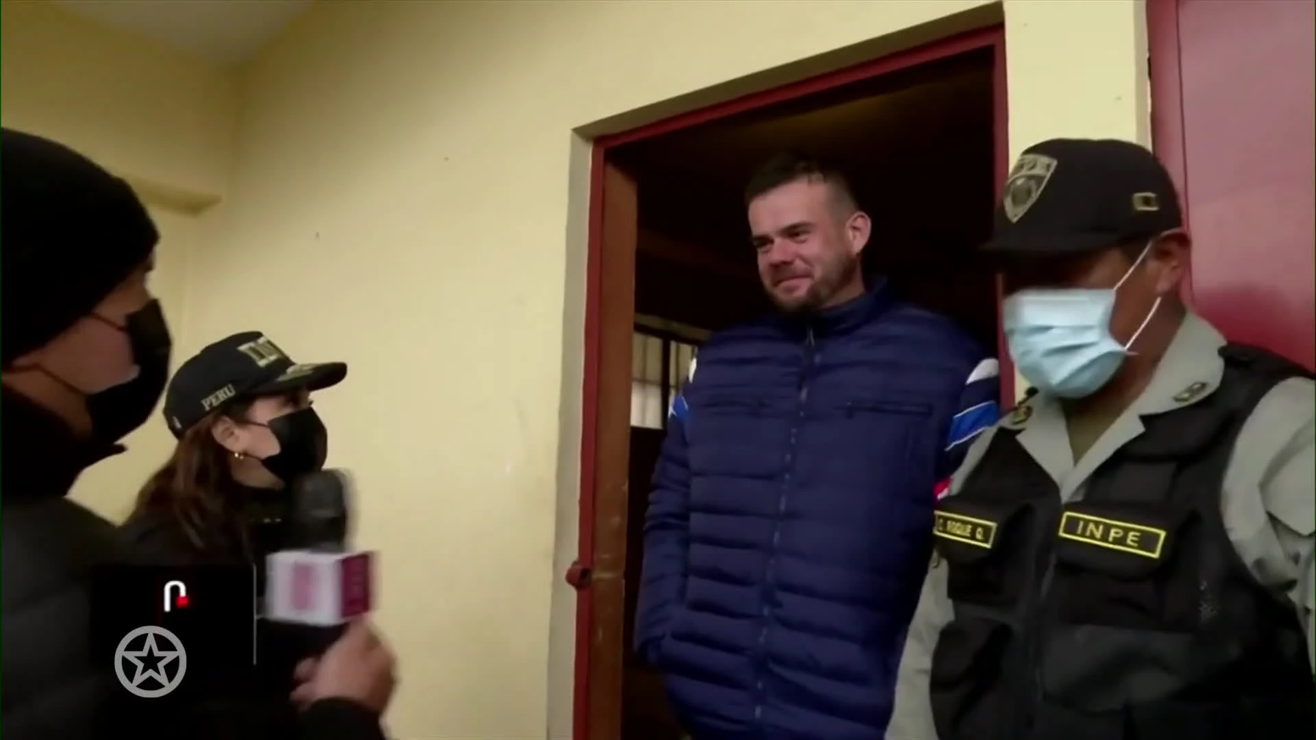 Lachende Joran laat zijn cel zien