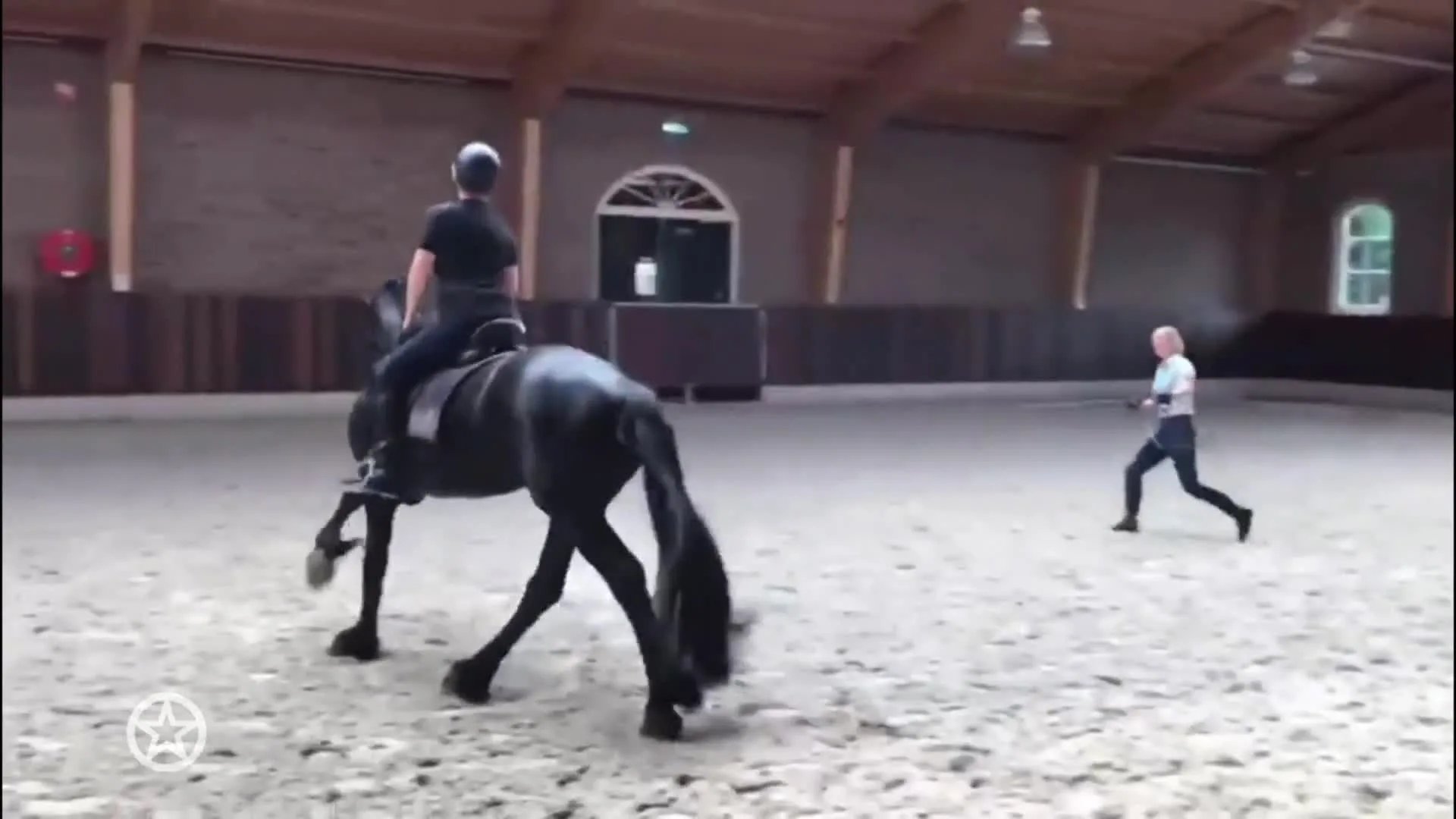 Britt Dekker en moeder rijden paard