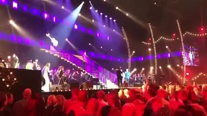 Gerard Joling op het podium verrast door zijn moeder Janny