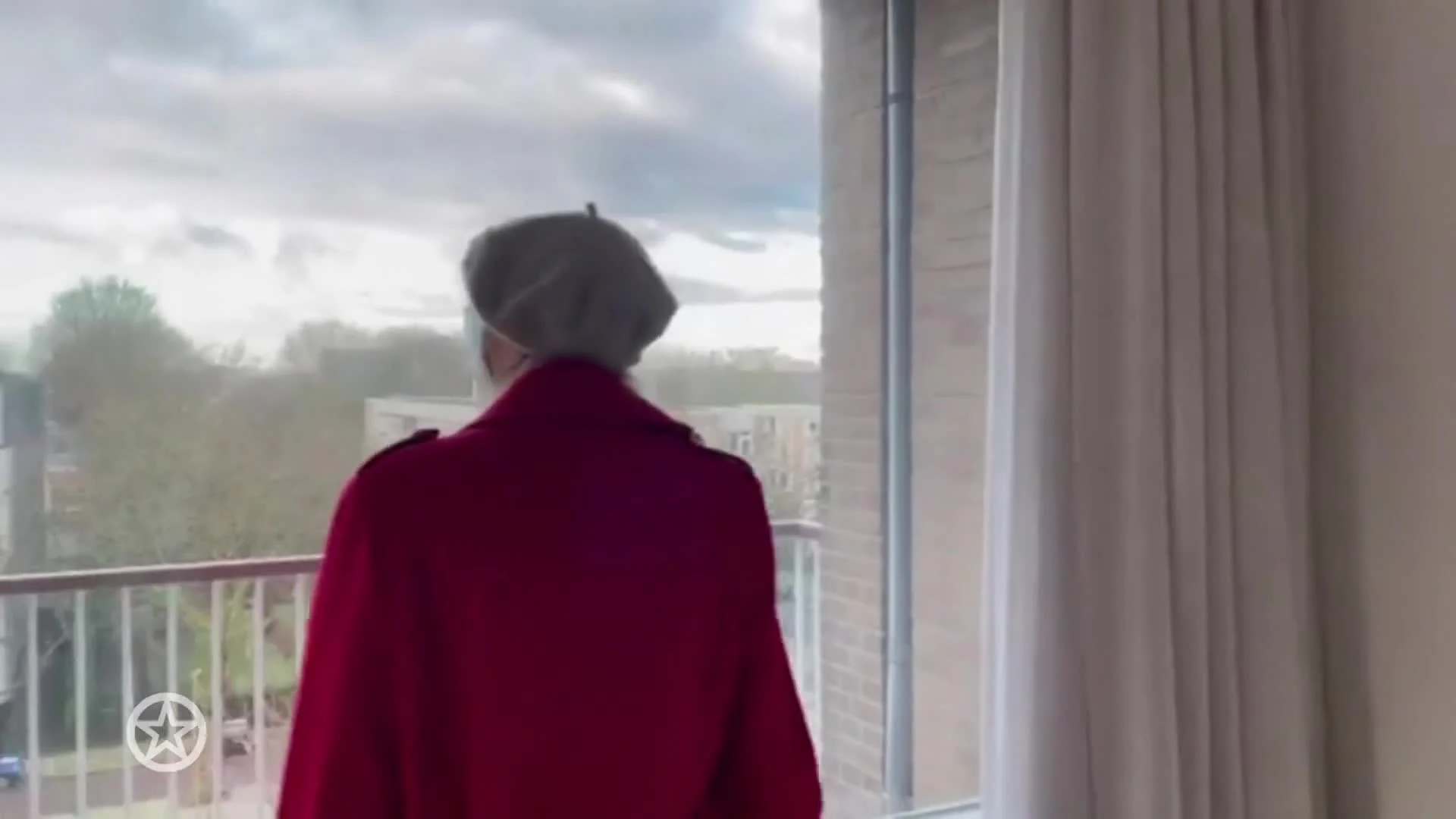 ZIEN: Bridget Maasland verrast ouders met nieuwe woning