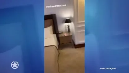 ZIEN: André en Bridget hebben lol in luxe hotelkamer