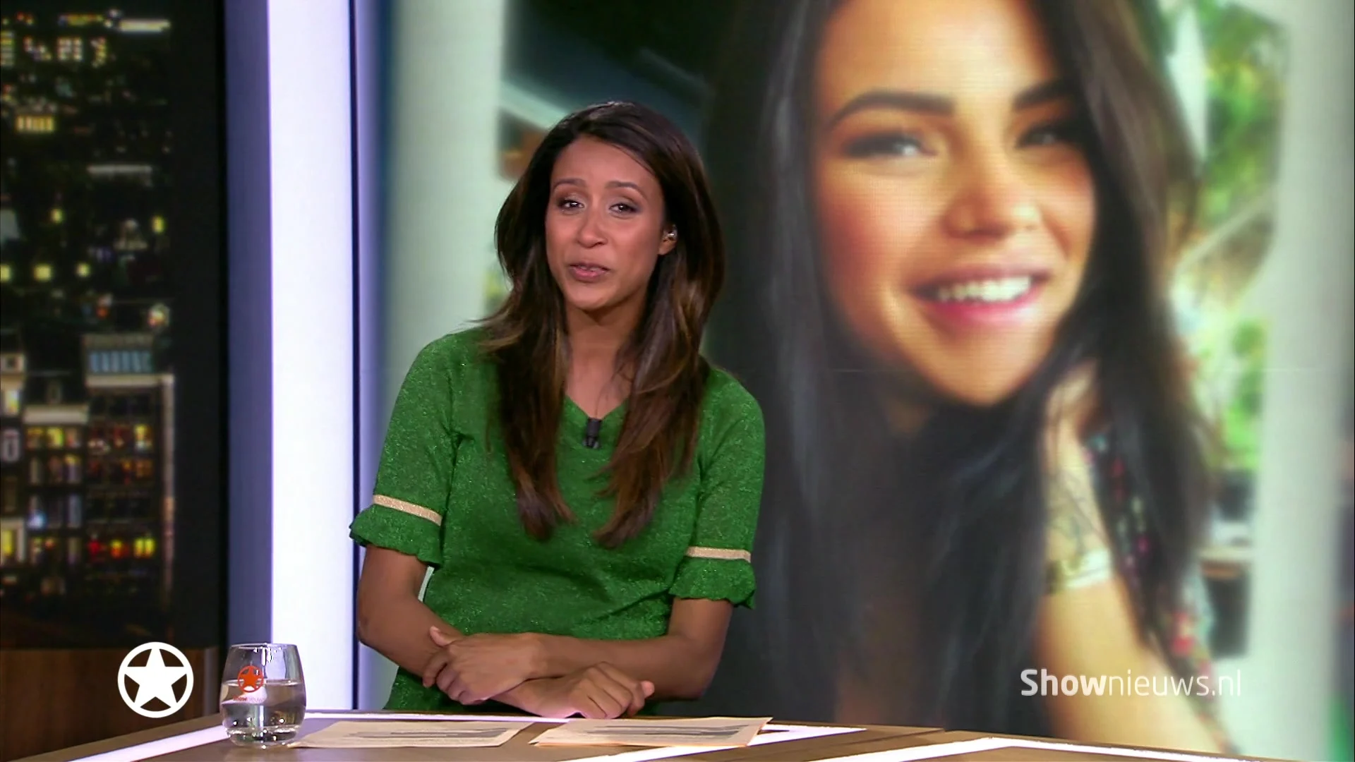 Airen krijgt slappe lach tijdens uitzending