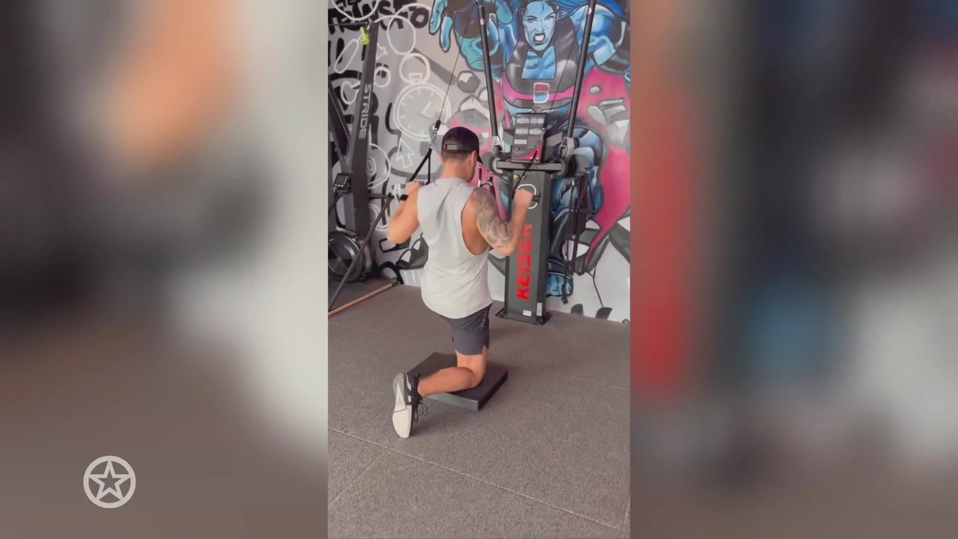 Danny Froger steelt de show in de sportschool.mp4