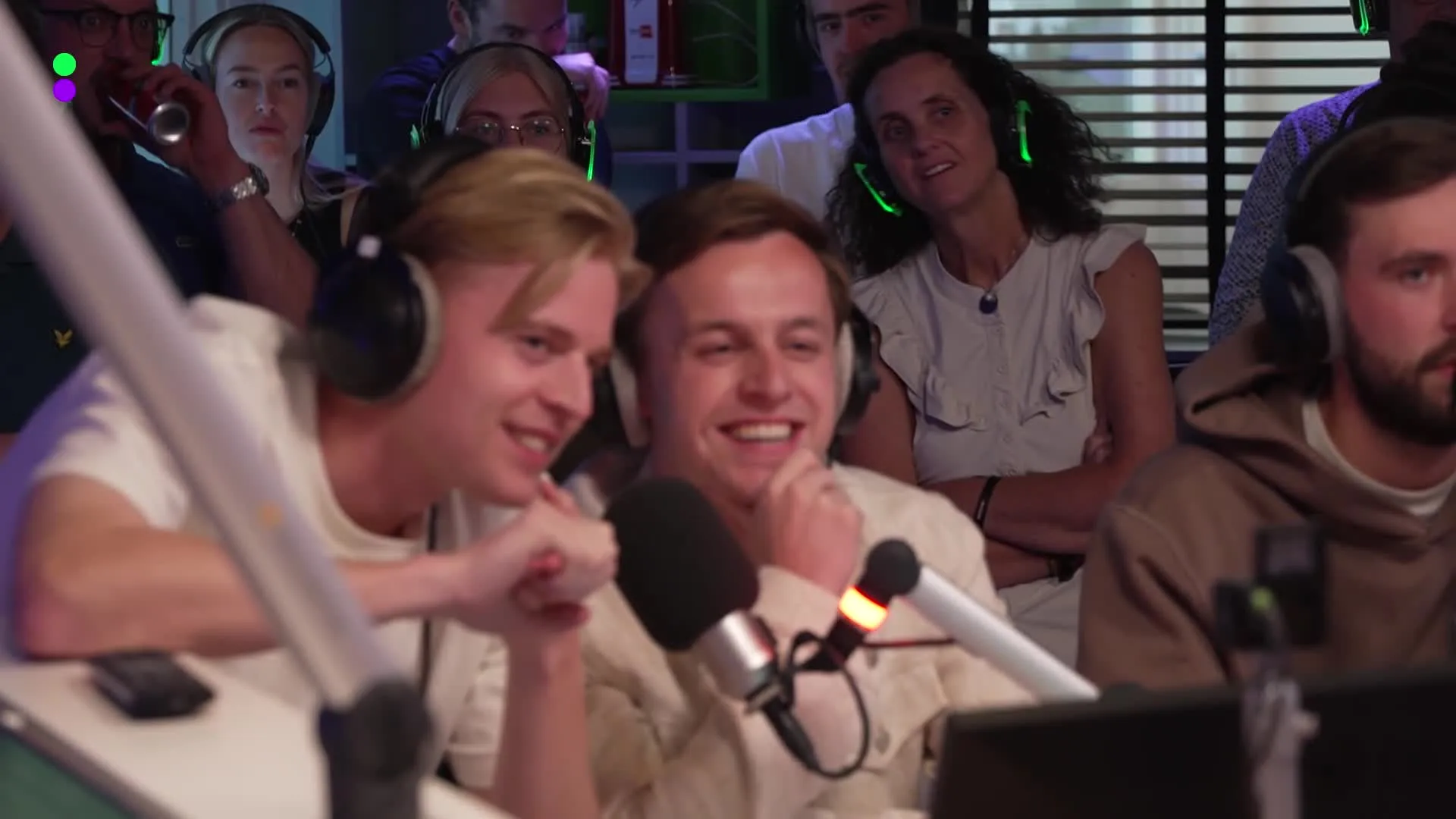 Een (huis)feestje met de Bankzitters en Roxy Dekker in De 538 Avondshow!