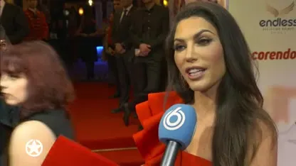 Yolanthe alleen over rode loper Fuck de Liefde