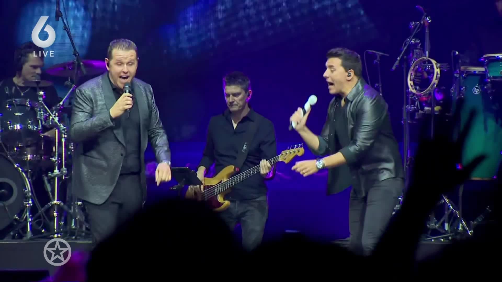 John West vraagt zijn vriendin ten huwelijk