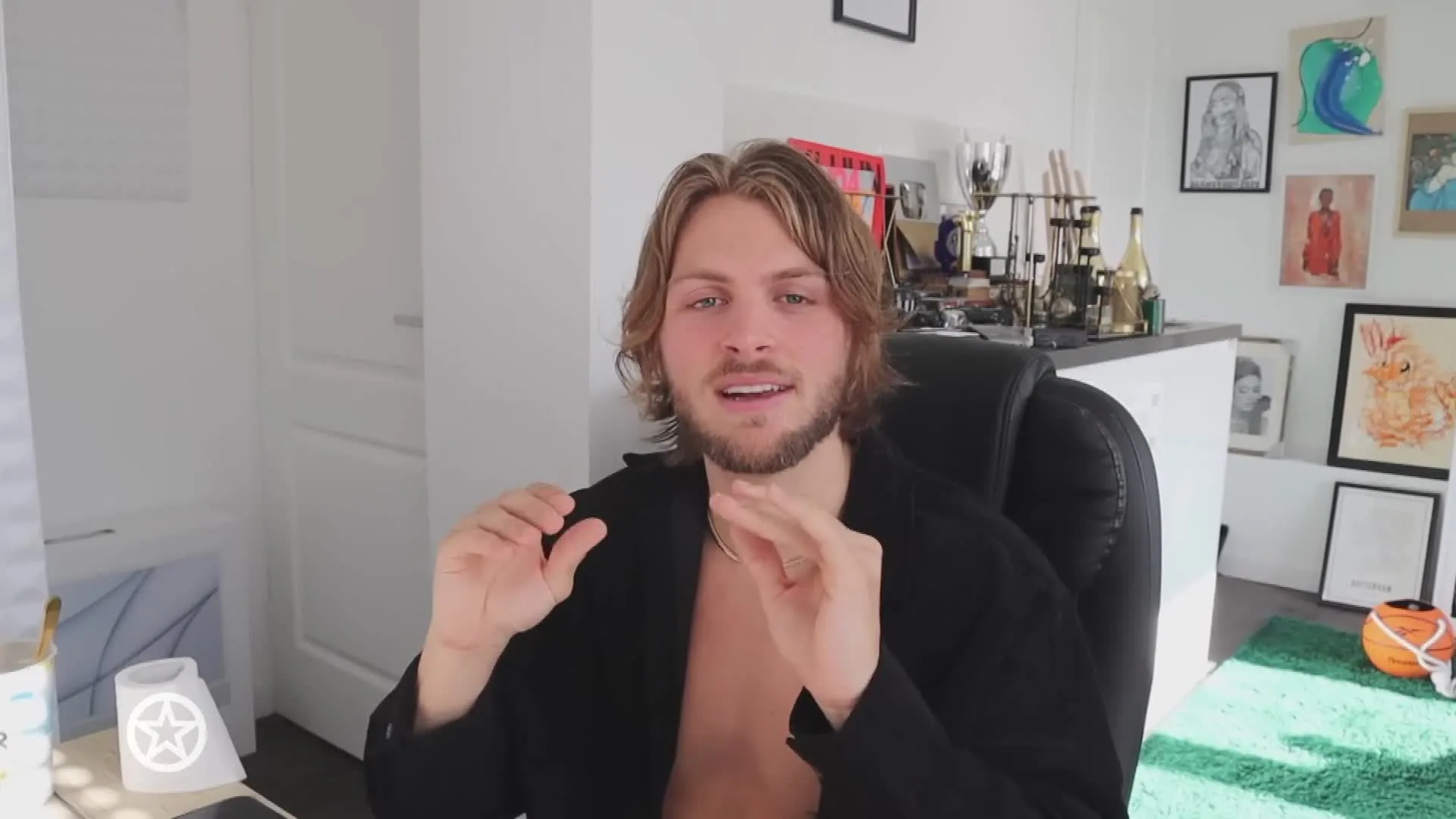 Influencer woest op uitspraken van Rijk Hofman