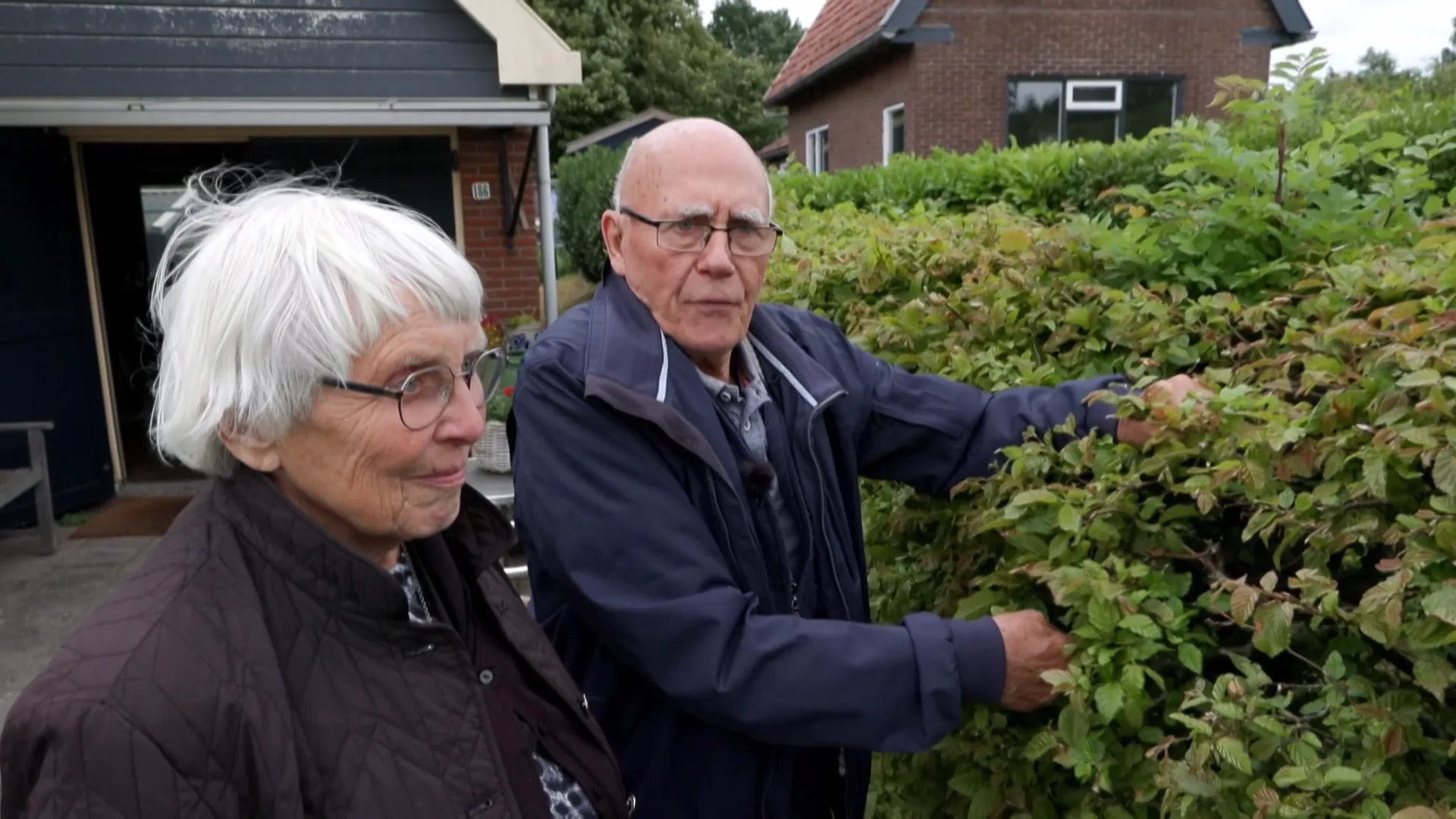 In Heerenveen liggen Klaas en Annie in de clinch met hun buren Anco en Fenna