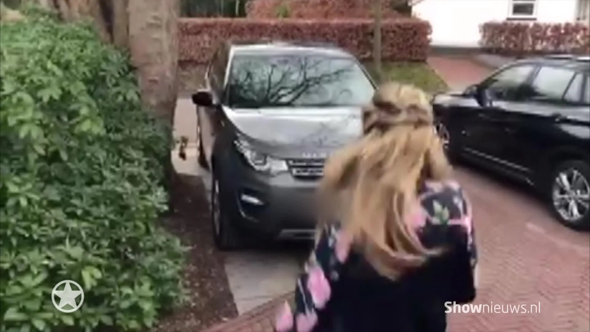 Kim Kötter verrast met blauwe babyshower!