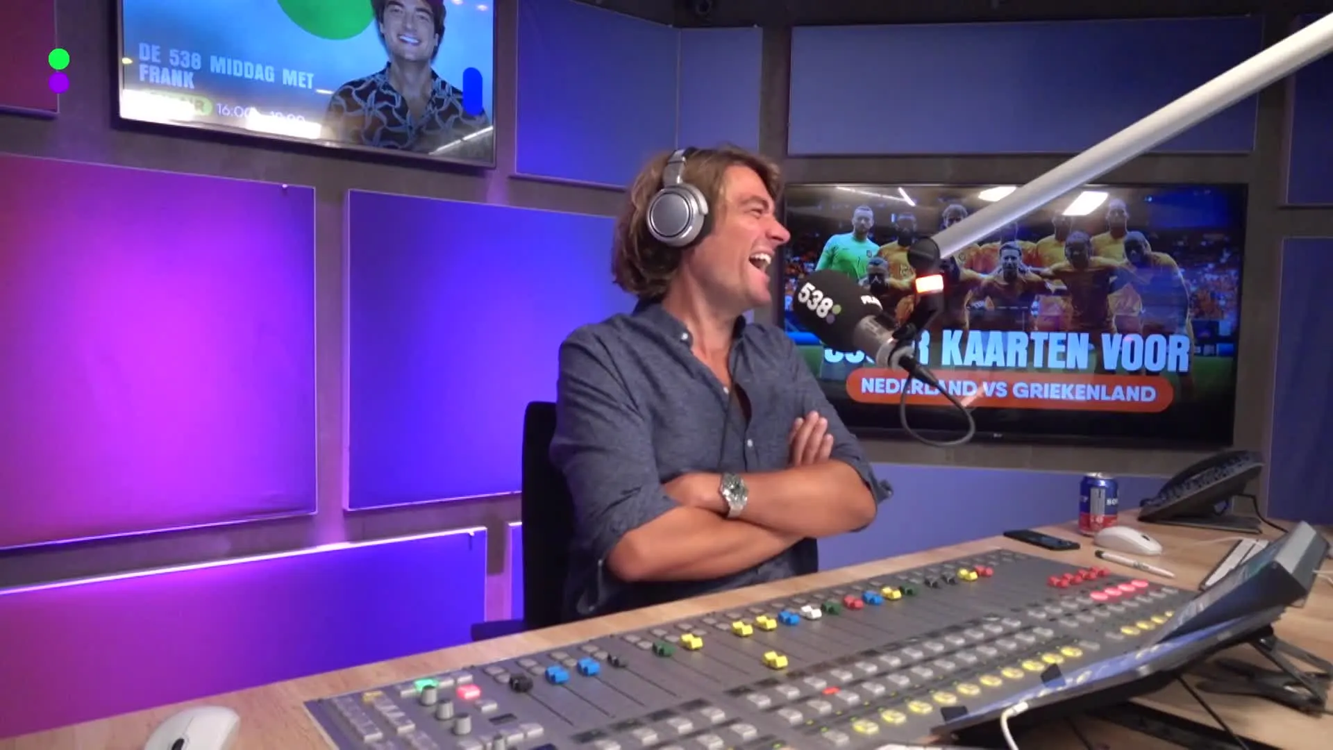 Airen doet zwangerschapstest live op de radio!