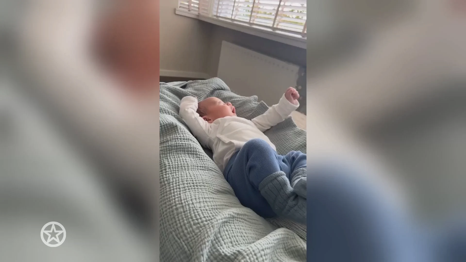 Fajah Lourens showt kleinzoontje