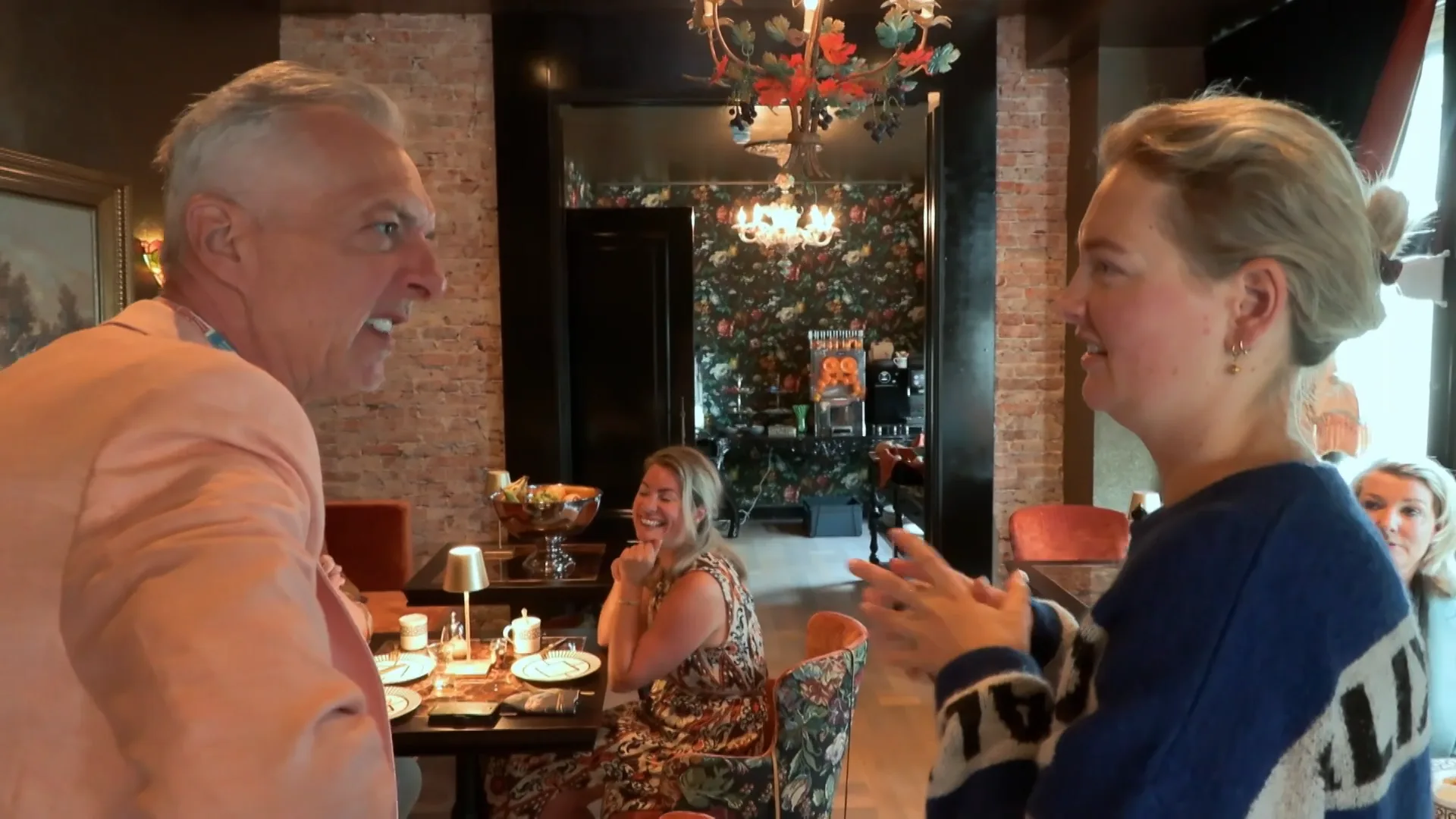 IEDEREEN is in PANIEK het BRANDALARM gaat af!