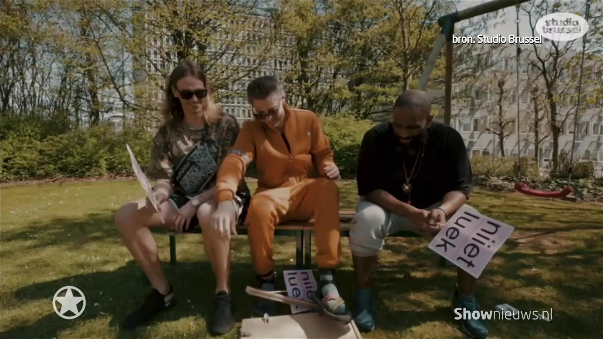 De Jeugd sloopt gouden plaat Dotan