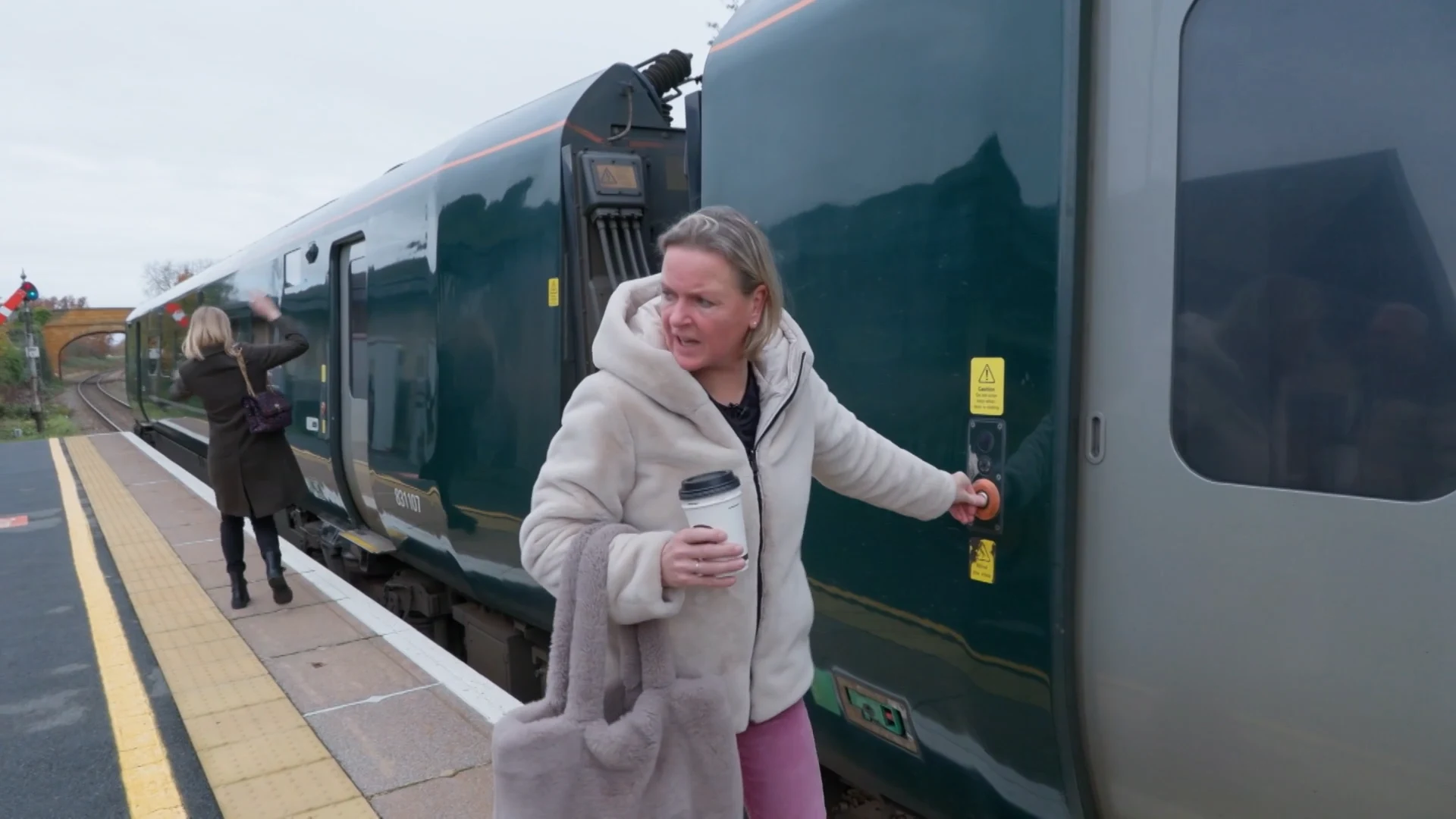 Totale paniek: Erica vergeet koffer in trein!